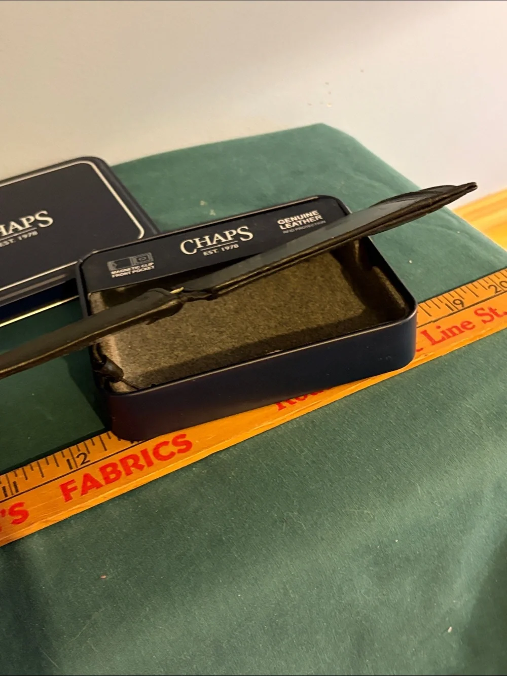 Chaps Black Leather Card Wallet with Branded Tin